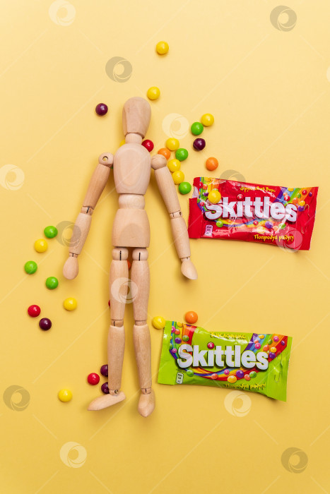 Скачать Тюмень, Россия - 27 декабря 2021 года: Skittles - это сладости с фруктовым вкусом. Компания Ригли-младшего. Вертикальная фотография фотосток Ozero