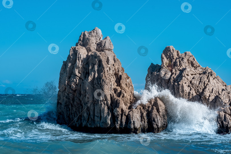 Скачать морские прибрежные скалы среди прибоя в ветреный солнечный день фотосток Ozero