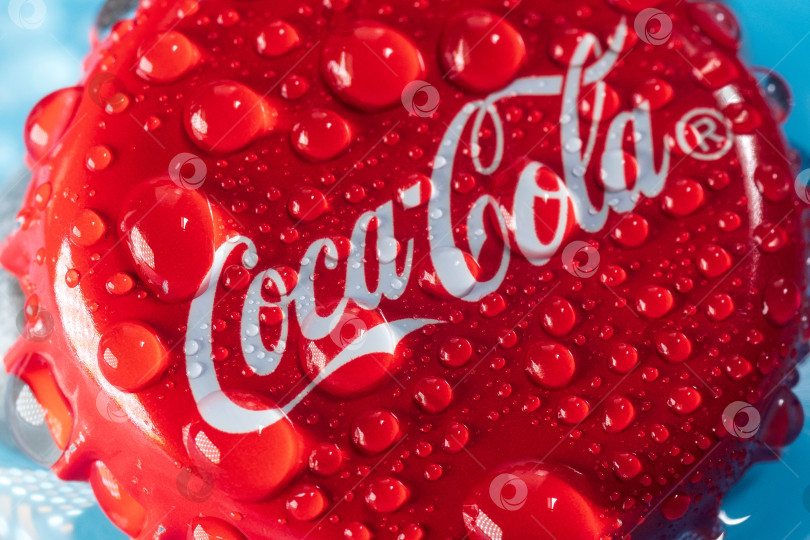 Скачать Тюмень, Россия - 19 января 2022 года: Логотип Coca-Cola на крышке крупным планом с каплями воды. Избирательный фокус фотосток Ozero