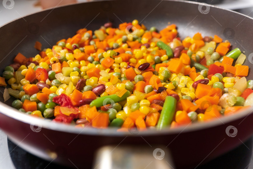 Скачать Пищевая смесь из замороженных овощей кукуруза, красный перец, ешь, морковь, брокколи, селективный фокус крупным планом фотосток Ozero