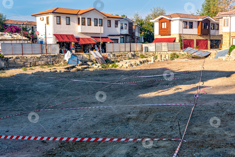 Скачать археологические раскопки среди современных туристических кварталов в Сиде, Турция фотосток Ozero