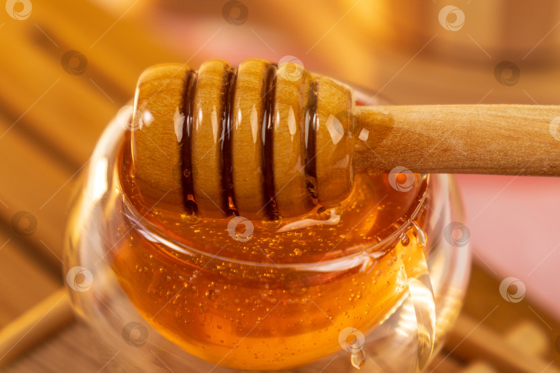 Скачать Взбейте мед деревянной ложкой. Натуральная пища, здоровое питание, фермерство. Избирательный фокус фотосток Ozero