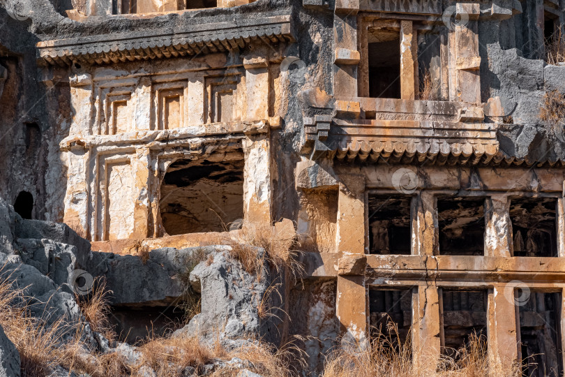 Скачать древние гробницы, высеченные в скалах на руинах Майры фотосток Ozero