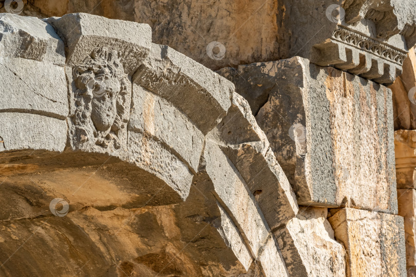 Скачать фрагмент руин древнегреческого здания (античный амфитеатр в Мире, ныне Демре, Турция) фотосток Ozero