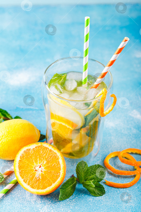 Скачать Освежающие коктейли с мятой с лимоном, апельсином, мятой и льдом фотосток Ozero