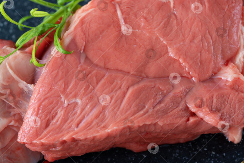 Скачать Сырое говяжье мясо на темном фоне фотосток Ozero