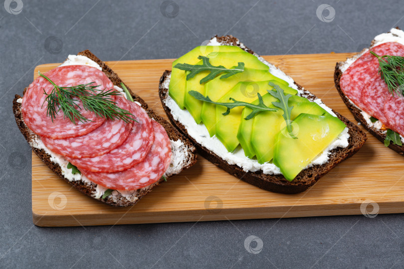 Скачать Полезные бутерброды с белым творогом, рукколой, авокадо, фотосток Ozero