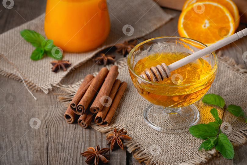 Скачать Мед, корица, апельсиновый сок и ломтики свежего апельсина на старом фотосток Ozero