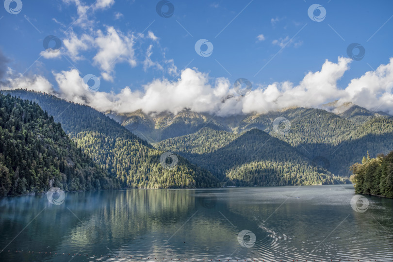 Скачать Горное озеро Рица. фотосток Ozero