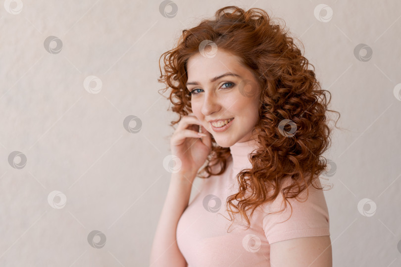 Скачать Портрет уверенности очаровательная кудрявая женщина в модной одежде, широко улыбающаяся фотосток Ozero
