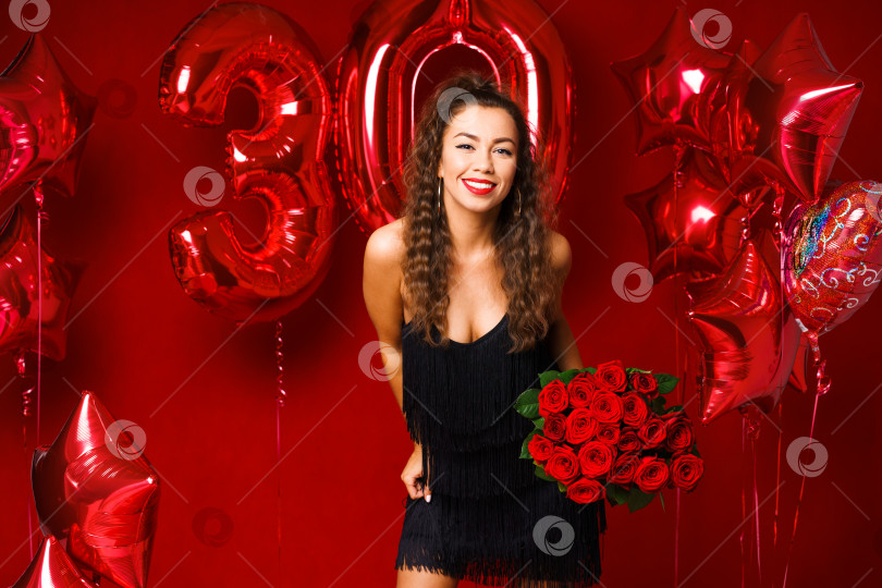 Скачать молодая взрослая женщина на фоне красных воздушных шаров фотосток Ozero