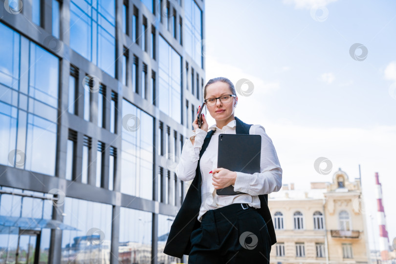 Скачать Успешная бизнесвумен или менеджер, женщина, разговаривающая по мобильному телефону во время фотосток Ozero