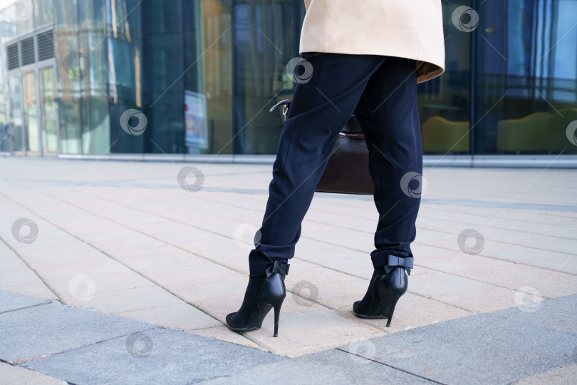 Скачать Деловая женщина идет в бизнес-центр на каблуках. фотосток Ozero