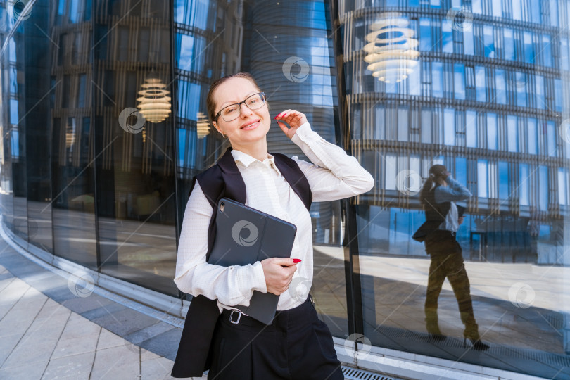 Скачать Успешная деловая женщина с ноутбуком. Городская деловая женщина в стильной одежде фотосток Ozero