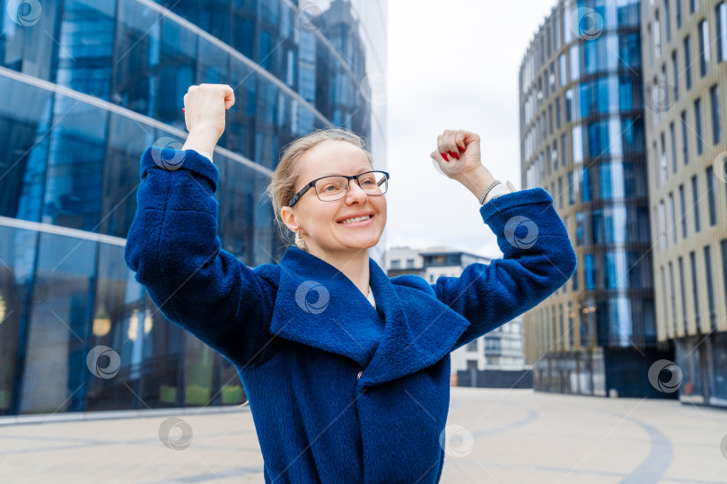 Скачать Уверенная в себе победительница, гордая кавказская деловая женщина в синем пальто, стоящая на открытом воздухе фотосток Ozero