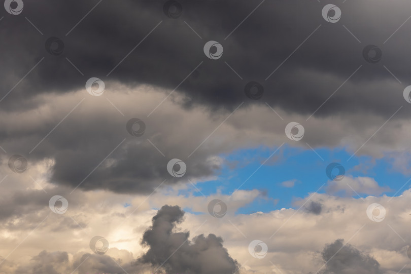 Скачать Белые пушистые облака и темные дождевые тучи в голубом небе фотосток Ozero