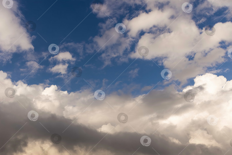 Скачать Белые пушистые облака и темные дождевые тучи в голубом небе фотосток Ozero