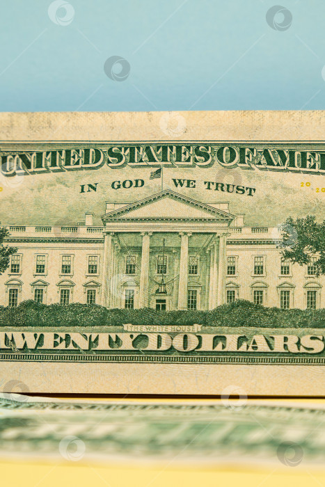 Скачать В Бога мы верим крупным планом надпись на 20-долларовой купюре. Вертикальная фотография фотосток Ozero