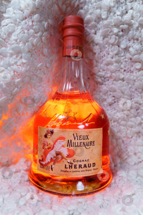 Скачать Тюмень, Россия - 27 ноября 2021 года: Коньяк Lheraud Vieux Millenaire. Бутылка алкоголя. Вертикальная фотография фотосток Ozero
