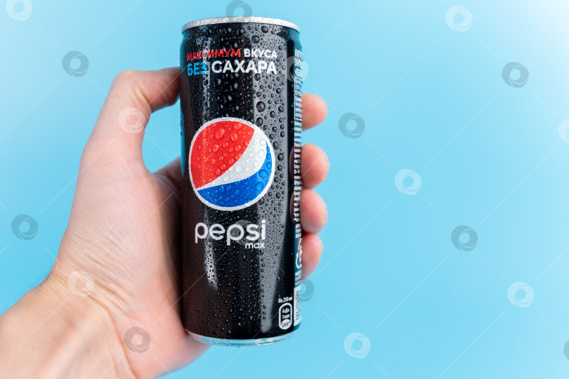 Скачать Тюмень, Россия - 19 января 2022 года: Логотип Pepsi in hand - газированный безалкогольный напиток производства PepsiCo. фотосток Ozero