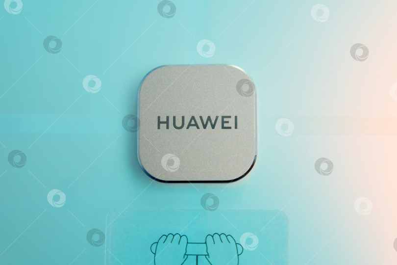 Скачать Тюмень, Россия - 10 февраля 2022 года: логотип Huawei крупным планом в масштабе 3 Pro. Избирательный фокус фотосток Ozero