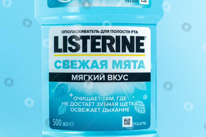 Скачать Тюмень, Россия - 06 февраля 2022 г.: Клинически доказано применение прохладного мятного ополаскивателя для рта Listerine. Синий фон фотосток Ozero