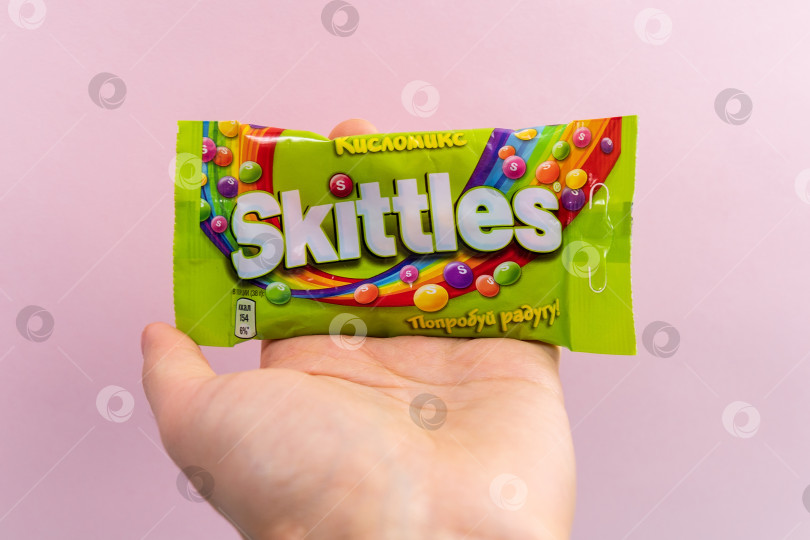 Скачать Тюмень, Россия - 27 декабря 2021 года: Бренд сладостей Skittles принадлежит и производится компанией Wrigley. Разноцветный фон фотосток Ozero