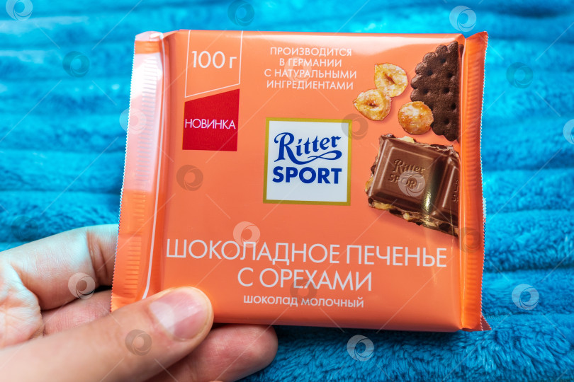 Скачать Тюмень, Россия - 23 декабря 2021 года: Шоколадное печенье Ritter sport с орехами, молочный шоколад. фотосток Ozero