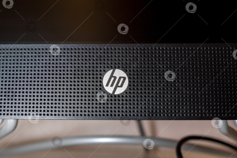 Скачать Тюмень, Россия - 10 февраля 2022 года: бренд HP Hewlett Packard на моноблочном компьютере. Избирательный фокус фотосток Ozero