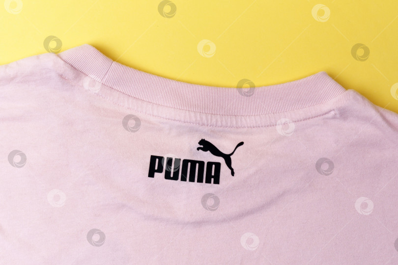 Скачать Тюмень, Россия - 08 декабря 2021 года: логотип Puma крупным планом на футболке. фотосток Ozero