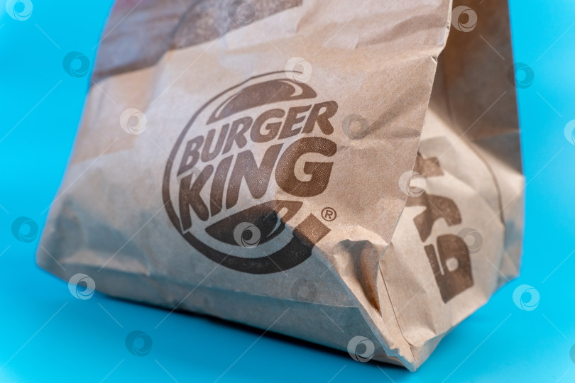Скачать Тюмень, Россия - 23 января 2022 года: логотип Burger King на бумажном пакете. Burger King - это глобальная сеть ресторанов быстрого питания с гамбургерами фотосток Ozero