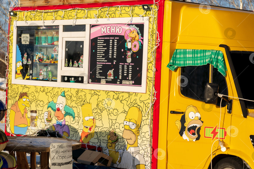 Скачать Тюмень, Россия - 07 февраля 2022 года: Изображение Симпсонов на автомобиле, кафе, логотипах. Автор: Мэтт Гренинг для телерадиокомпании Fox фотосток Ozero