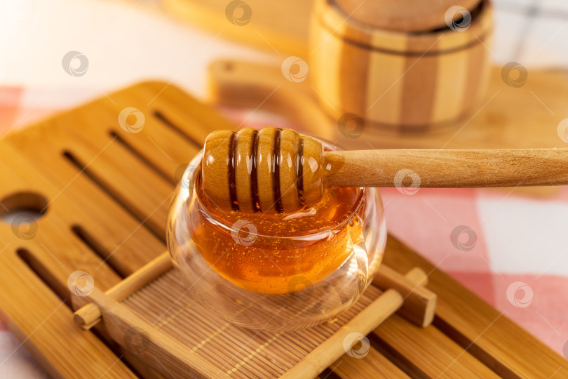 Скачать Деревянный ковш с медом крупным планом, продукты пчеловодства, основанные на концепции органических натуральных ингредиентов фотосток Ozero
