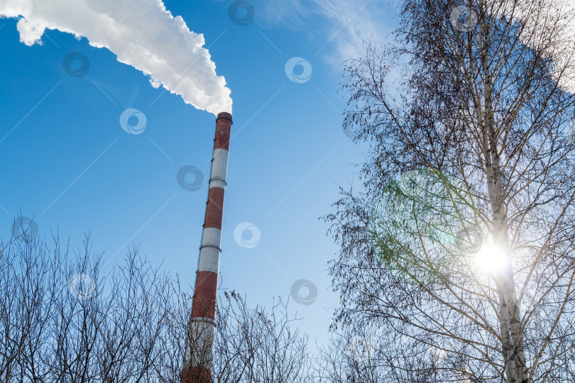 Скачать Промышленные дымовые трубы на различных типах тепловых электростанций в зимний период заделываются. Избирательный фокус. фотосток Ozero