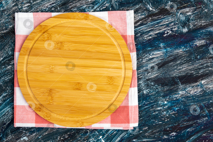 Скачать Пустая деревянная тарелка на бетонном столе. Деревянная тарелка для еды. Лежал плашмя. Черный фон фотосток Ozero