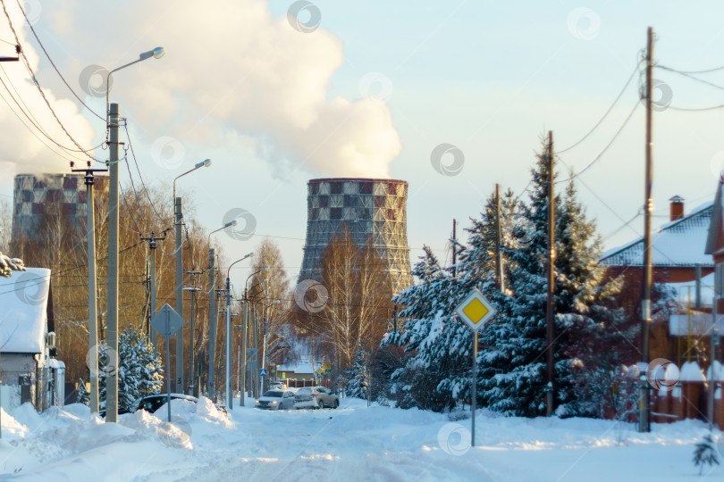 Скачать Дым, поднимающийся из труб теплоэлектростанций над зимним городом. Загрязнение воздуха фотосток Ozero