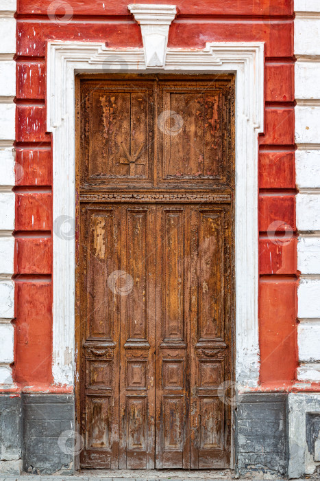 Скачать Старая дверь в городском доме. фотосток Ozero