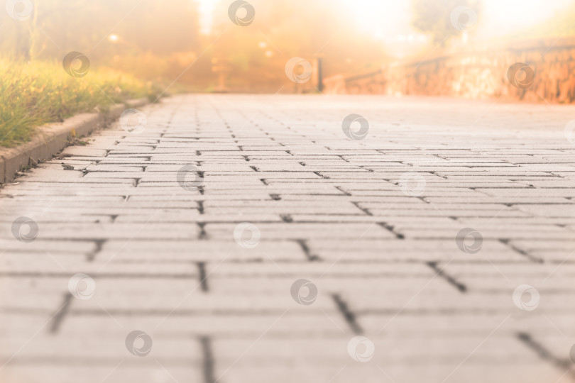Скачать Текстура тротуарной плитки для фона с золотистым светом. фотосток Ozero