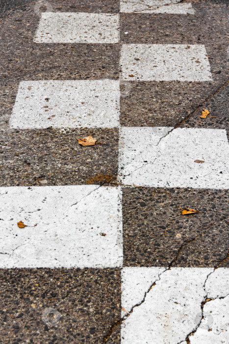 Скачать Старая дорожная разметка. Белые квадраты в шахматном порядке. фотосток Ozero