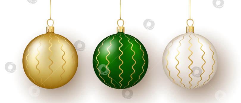 Скачать Рождественский и новогодний декор. Набор шариков с волнистым орнаментом из золотого, белого и зеленого стекла на ленте с бантом. фотосток Ozero