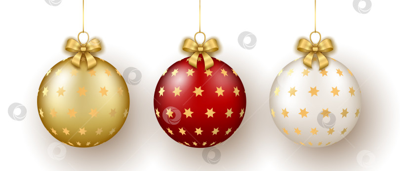 Скачать Рождественский и новогодний декор. Набор из золотых, белых и красных стеклянных звездочек, украшающих шары на ленте с бантом. фотосток Ozero