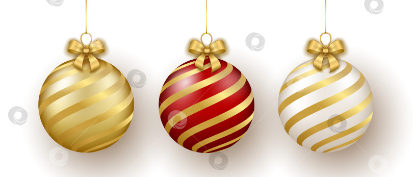 Скачать Рождественский и новогодний декор. Набор золотых, белых и красных стеклянных шариков-орнаментов на ленте с бантом. фотосток Ozero