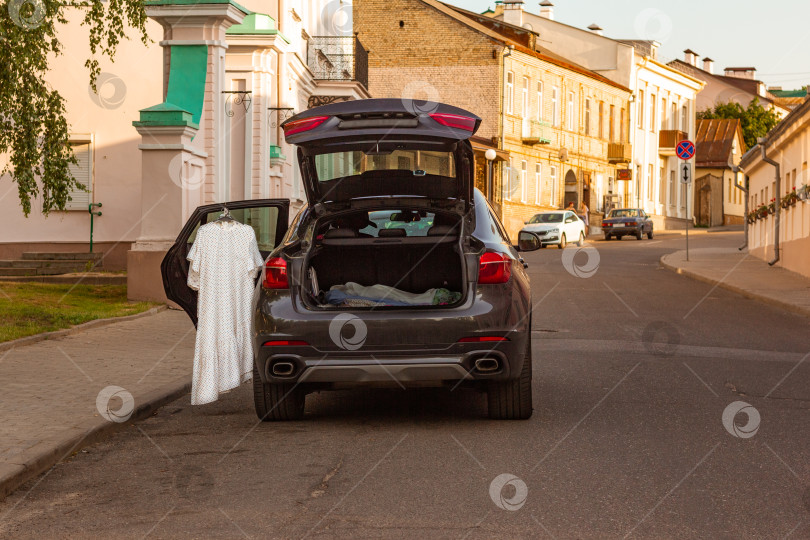 Скачать Припаркованный автомобиль припаркован в городском дворе. фотосток Ozero