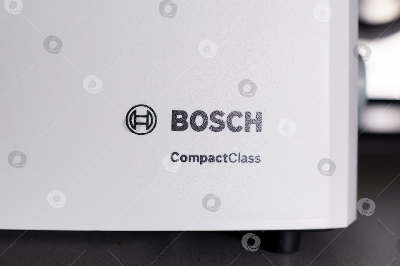 Скачать Тюмень, Россия - 08 декабря 2021 года: Логотип Bosch крупным планом напечатан на передней панели. Известный немецкий многонациональный производственный бренд. фотосток Ozero