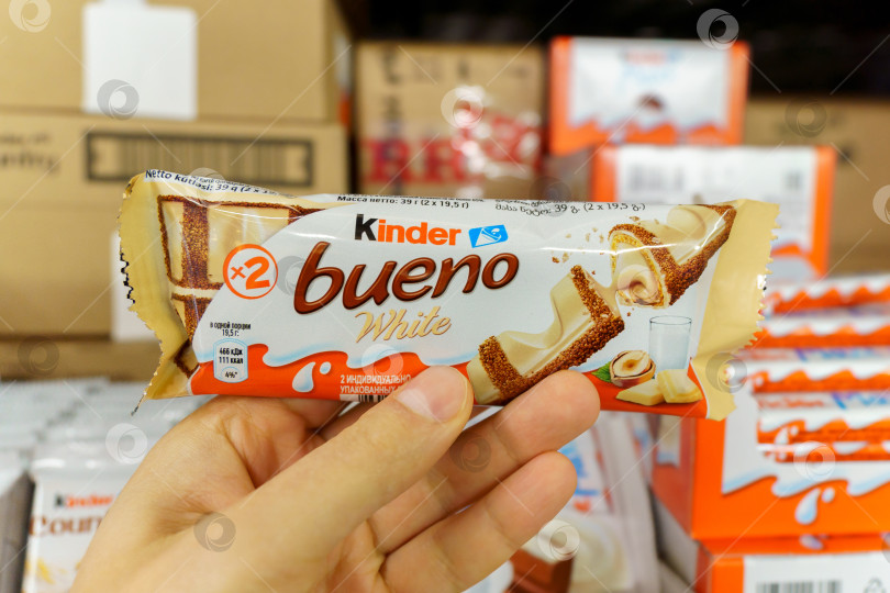 Скачать Тюмень, Россия - 02 декабря 2021 г.: Логотип Kinder Chocolate bueno является торговой маркой итальянской кондитерской транснациональной корпорации Ferrero. фотосток Ozero