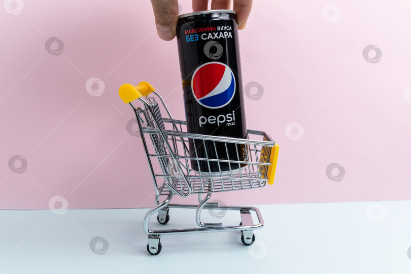 Скачать Тюмень, Россия - 15 октября 2021 года: логотип Pepsi без сахара. Пространство для копирования фотосток Ozero