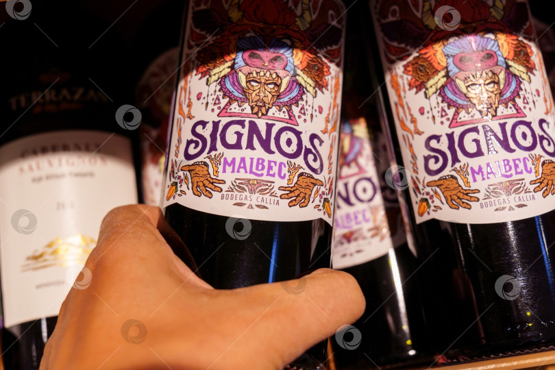 Скачать Волжский, Россия - 21 сентября 2021 года: Signos Malbec - аргентинское вино, входящее в линейку Signos, созданную производителем Bodegas Callia специально для молодого поколения. Избирательный фокус фотосток Ozero