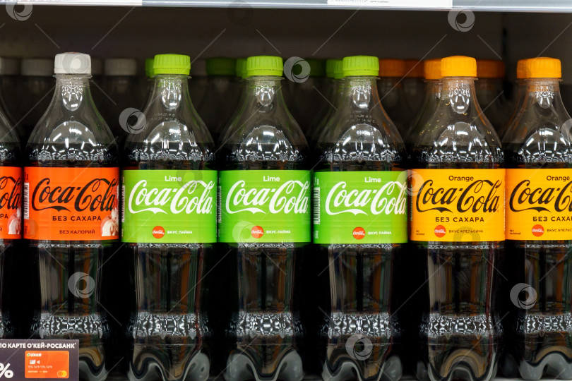 Скачать Тюмень, Россия - 02 декабря 2021 года: Различные пластиковые бутылки Coca-Cola продаются в магазинах, ресторанах по всему миру. фотосток Ozero