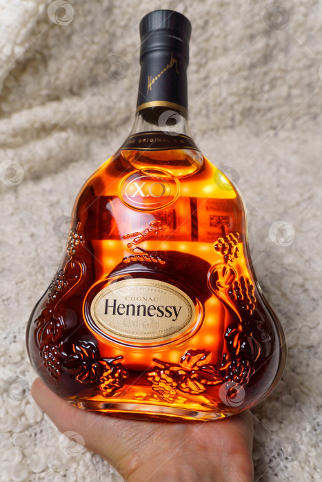 Скачать Тюмень, Россия - 27 ноября 2021 года: логотип Hennessy, марки знаменитого коньяка из Франции. Вертикальная фотография фотосток Ozero