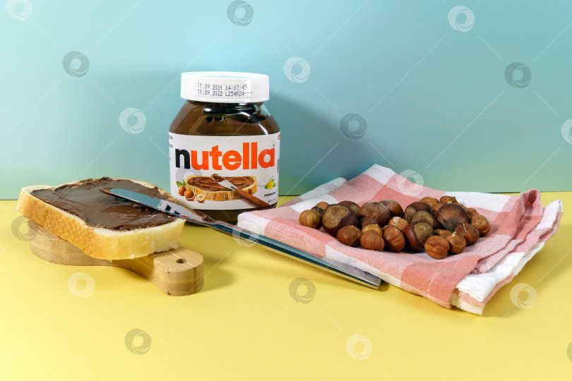 Скачать Тюмень, Россия - 15 октября 2021 года: Nutella - широко популярная торговая марка шоколадного крема. Избирательный фокус фотосток Ozero